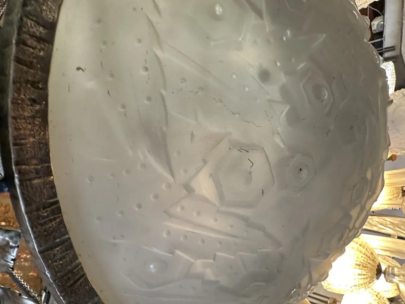 古董吊灯，椭圆形，带有浮雕设计