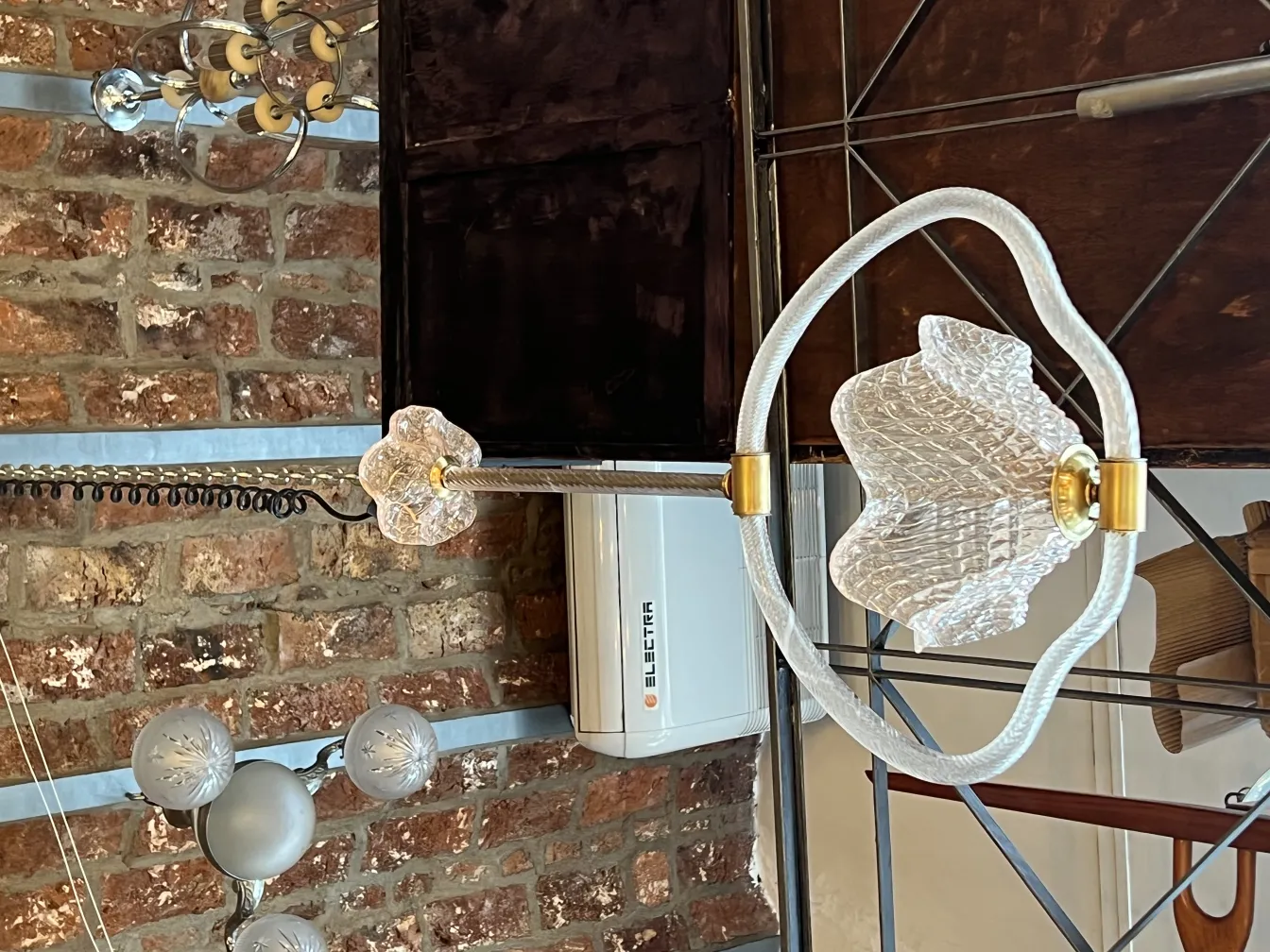 Lâmpada de teto antiga de vidro com design elegante em um ambiente aconchegante.