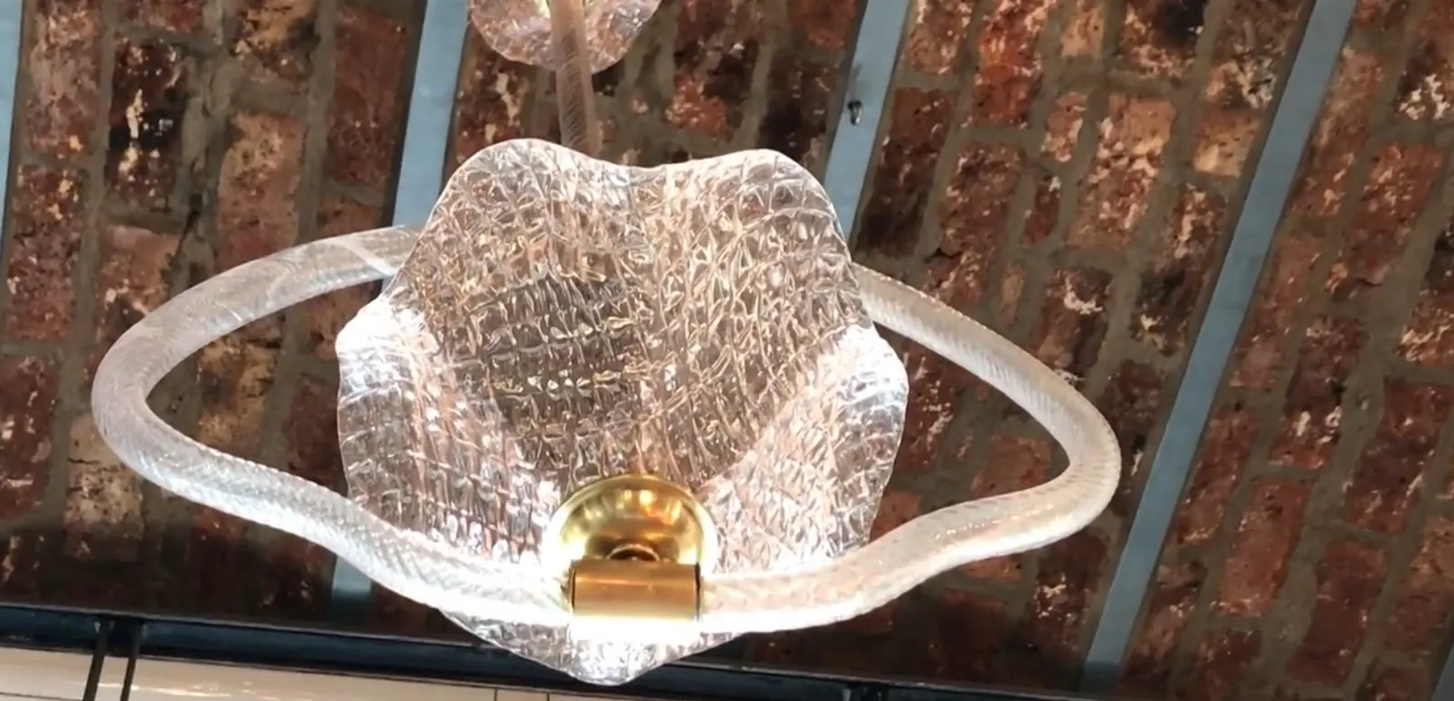 Antike Glas-Hängelampe mit elegantem Design, gemütliche Atmosphäre.