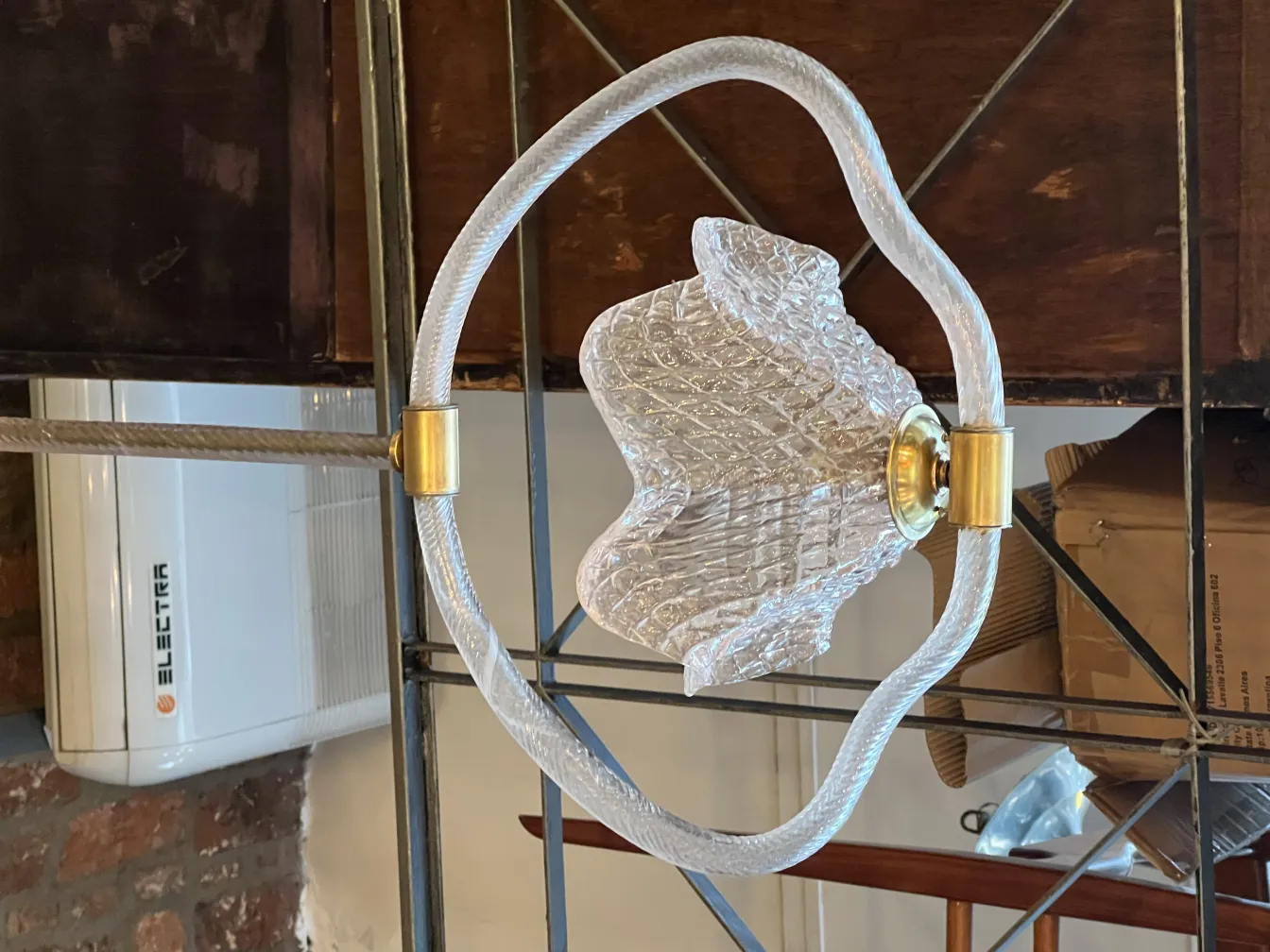 Lustre avec un design unique et élégant dans un environnement accueillant.