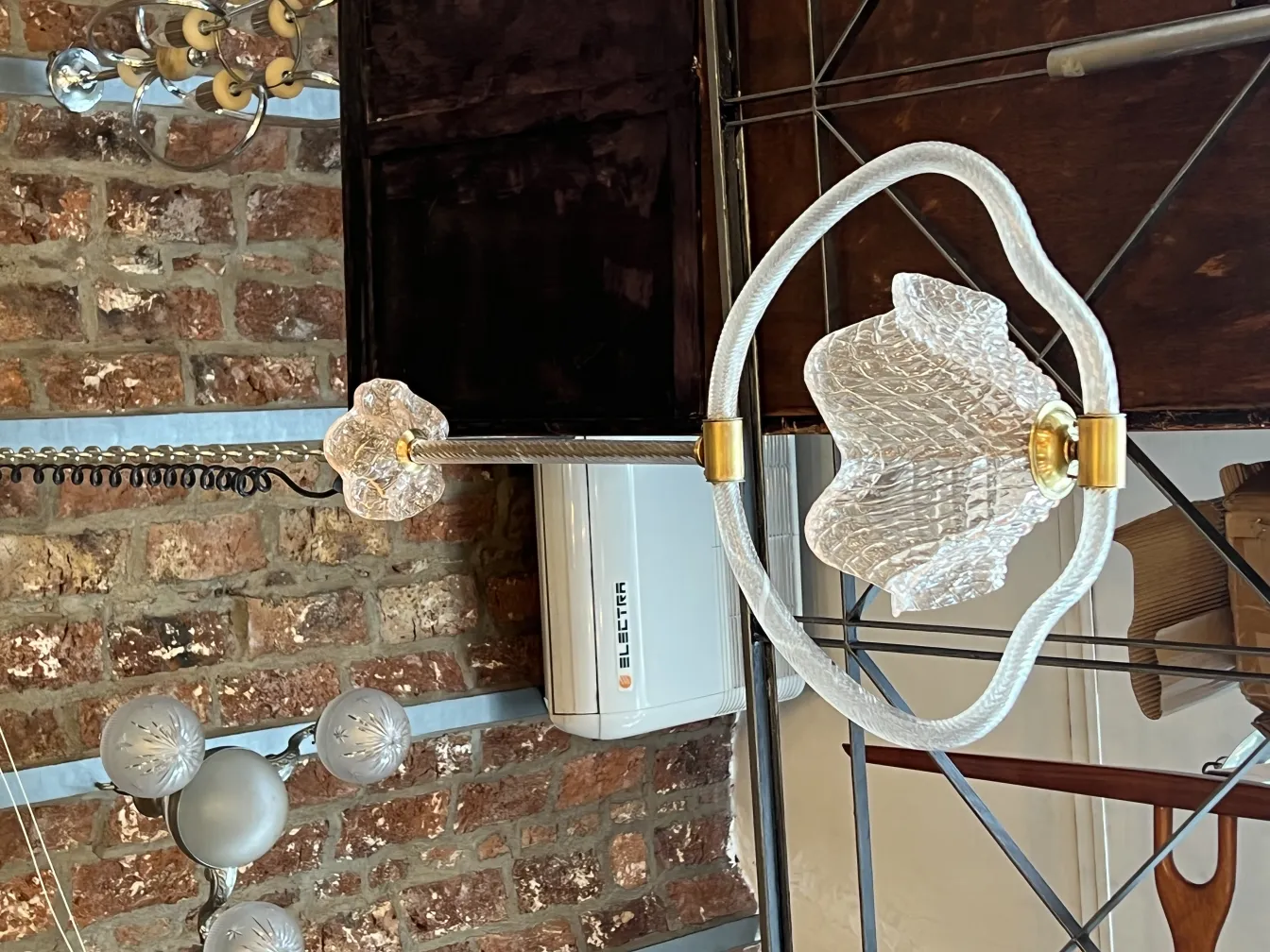 Lámpara de techo antigua con diseño de vidrio y ambiente rústico