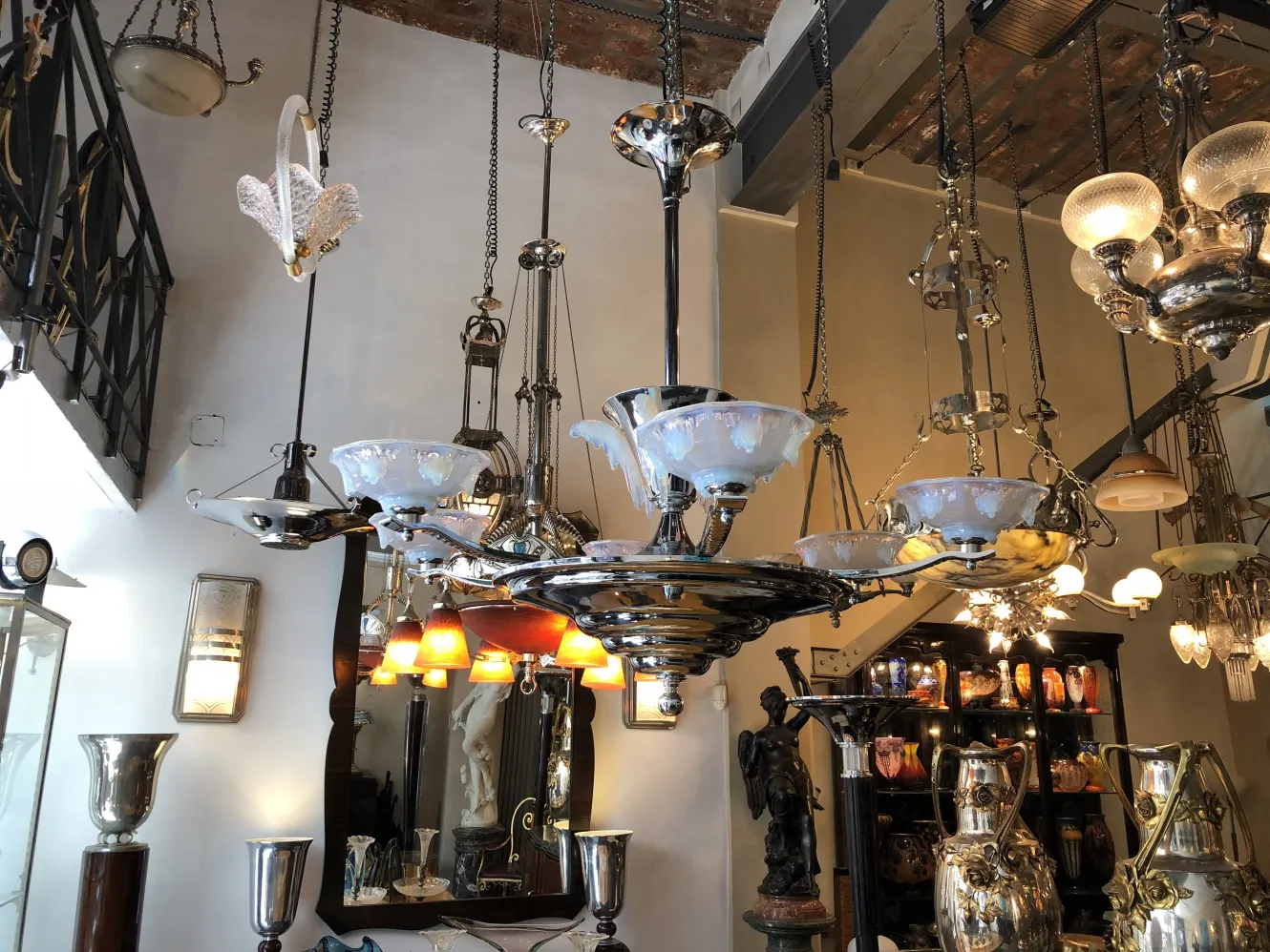 Lâmpada de teto antiga com design elegante e sofisticado em um ambiente clássico.