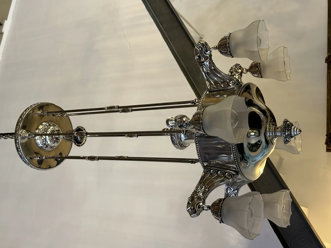 Lustre antique avec une base en argent et des abat-jours en verre.