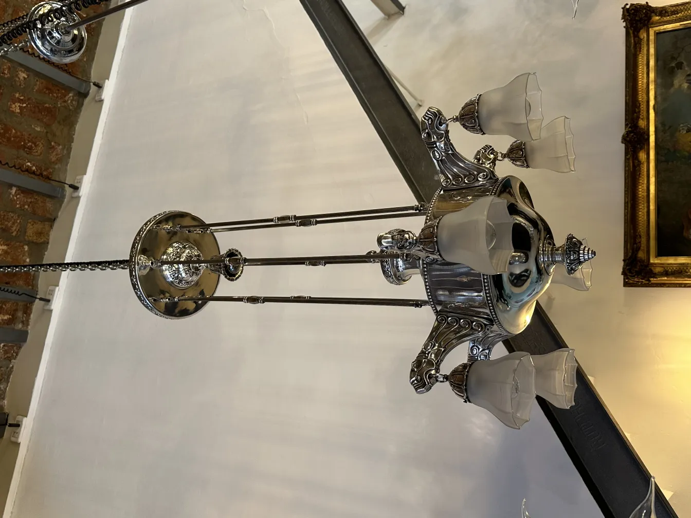 古董吊灯配有玻璃灯罩，营造温馨氛围。