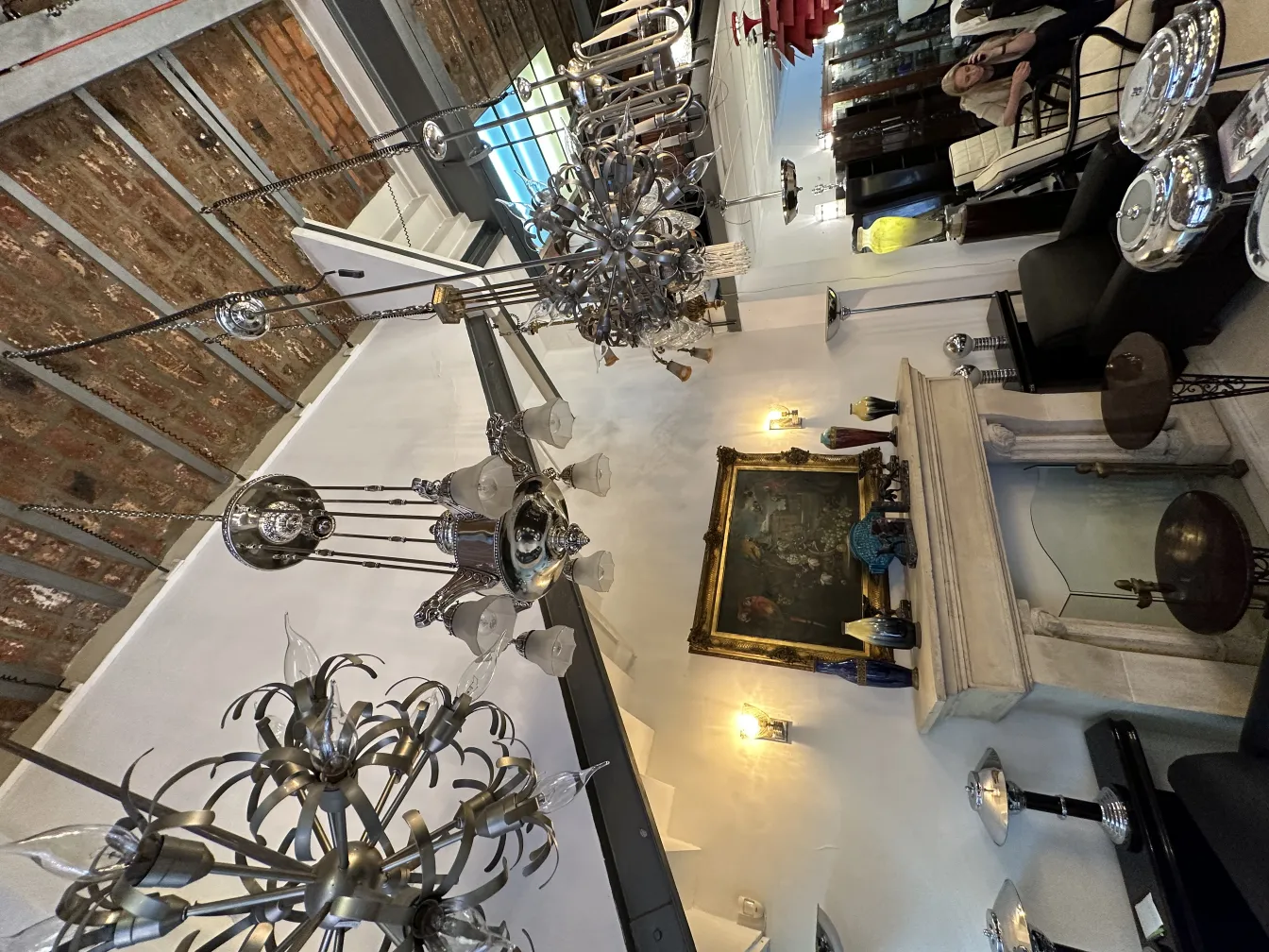 Lâmpada de teto antiga com design elegante e candelabros.