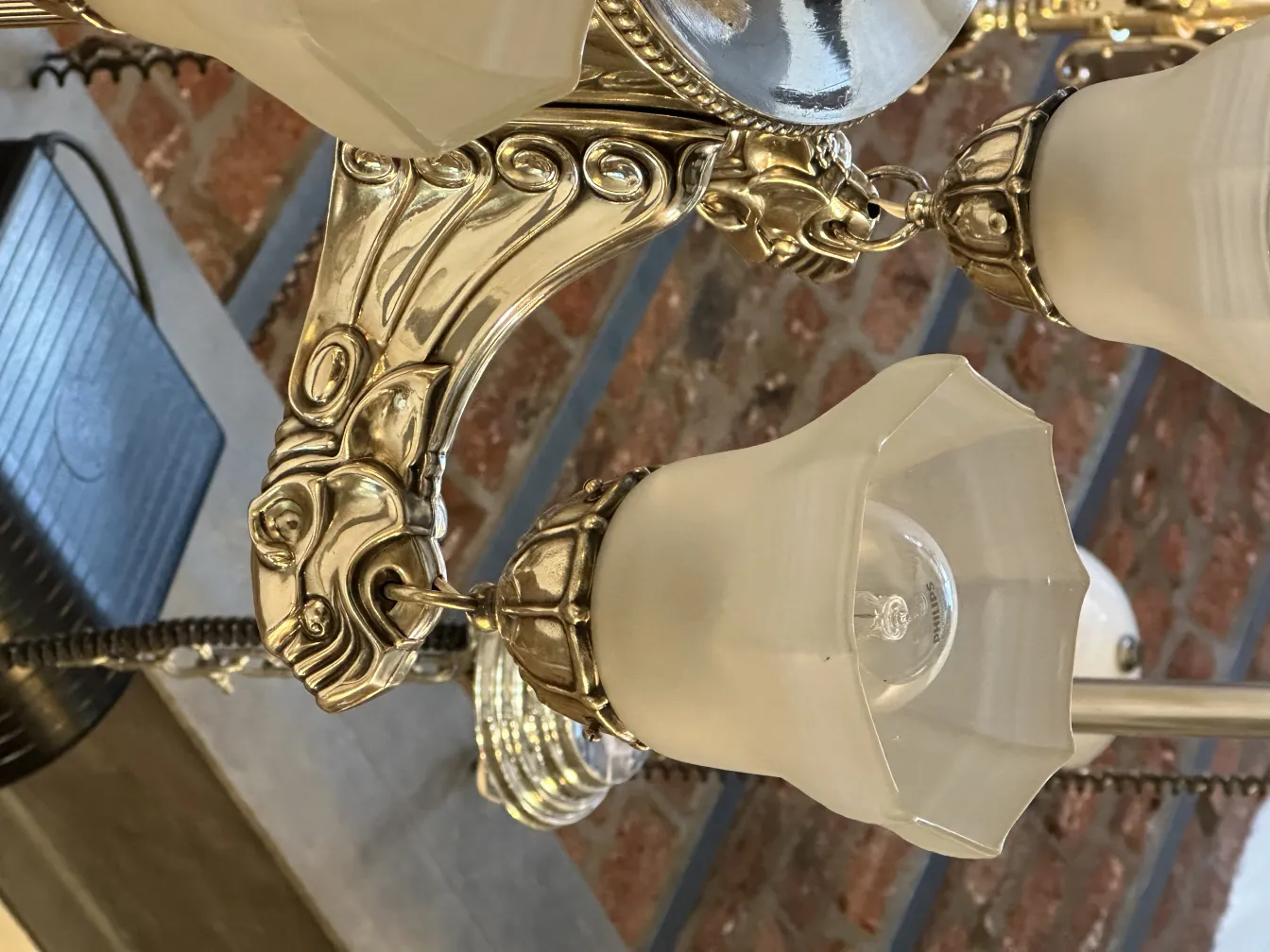 Lampada a sospensione antica con bracci ornamentali e vetro opaco