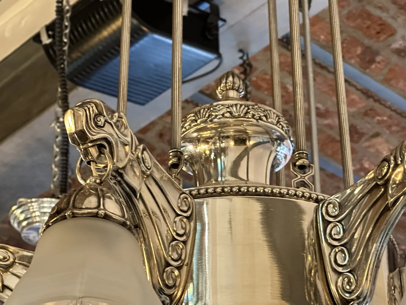 Lustre ancien avec un design décoratif en couleurs vives