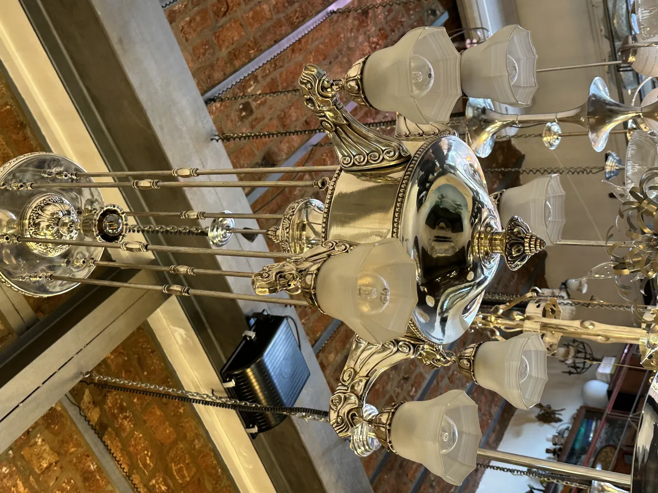 Lâmpada de teto antiga com luzes brancas brilhantes, estilo elegante.