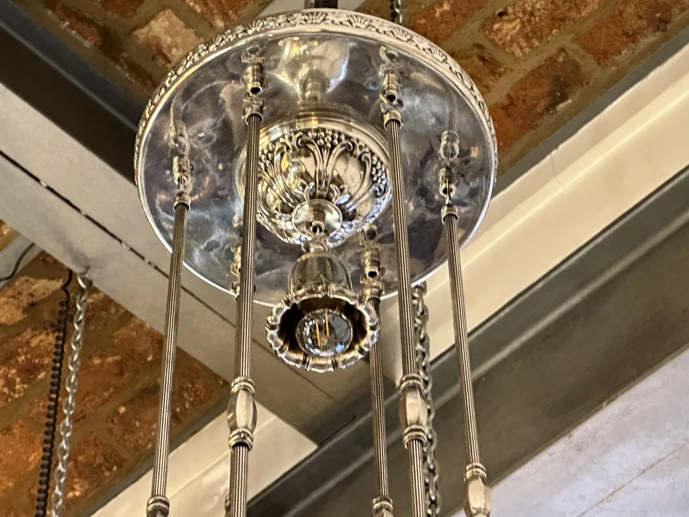 Lampada a sospensione antica luminosa con dettagli ornamentali