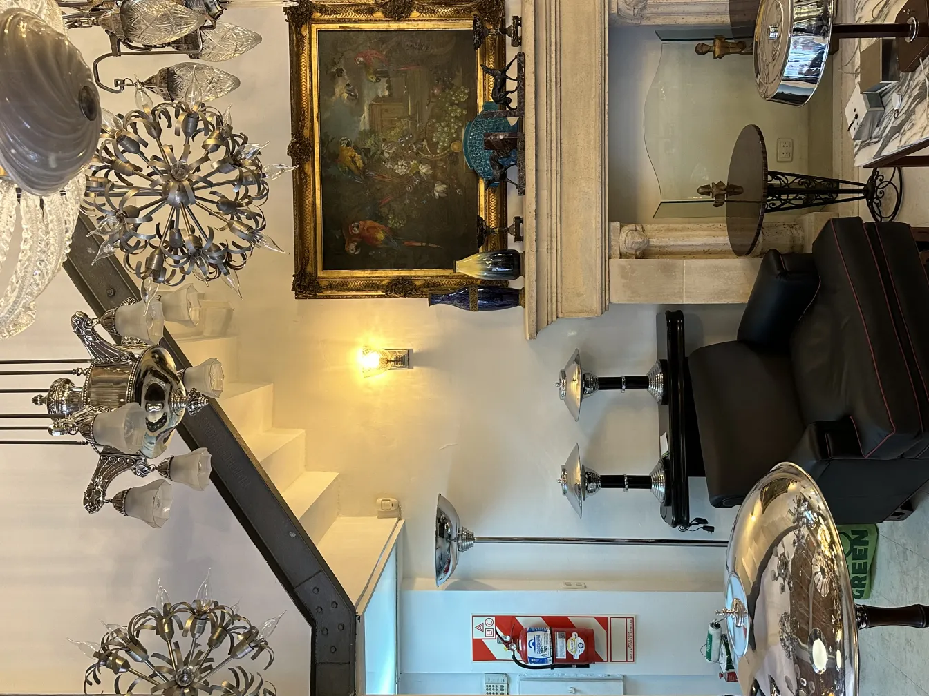 Lámpara de techo antigua con diseño elegante en un ambiente clásico