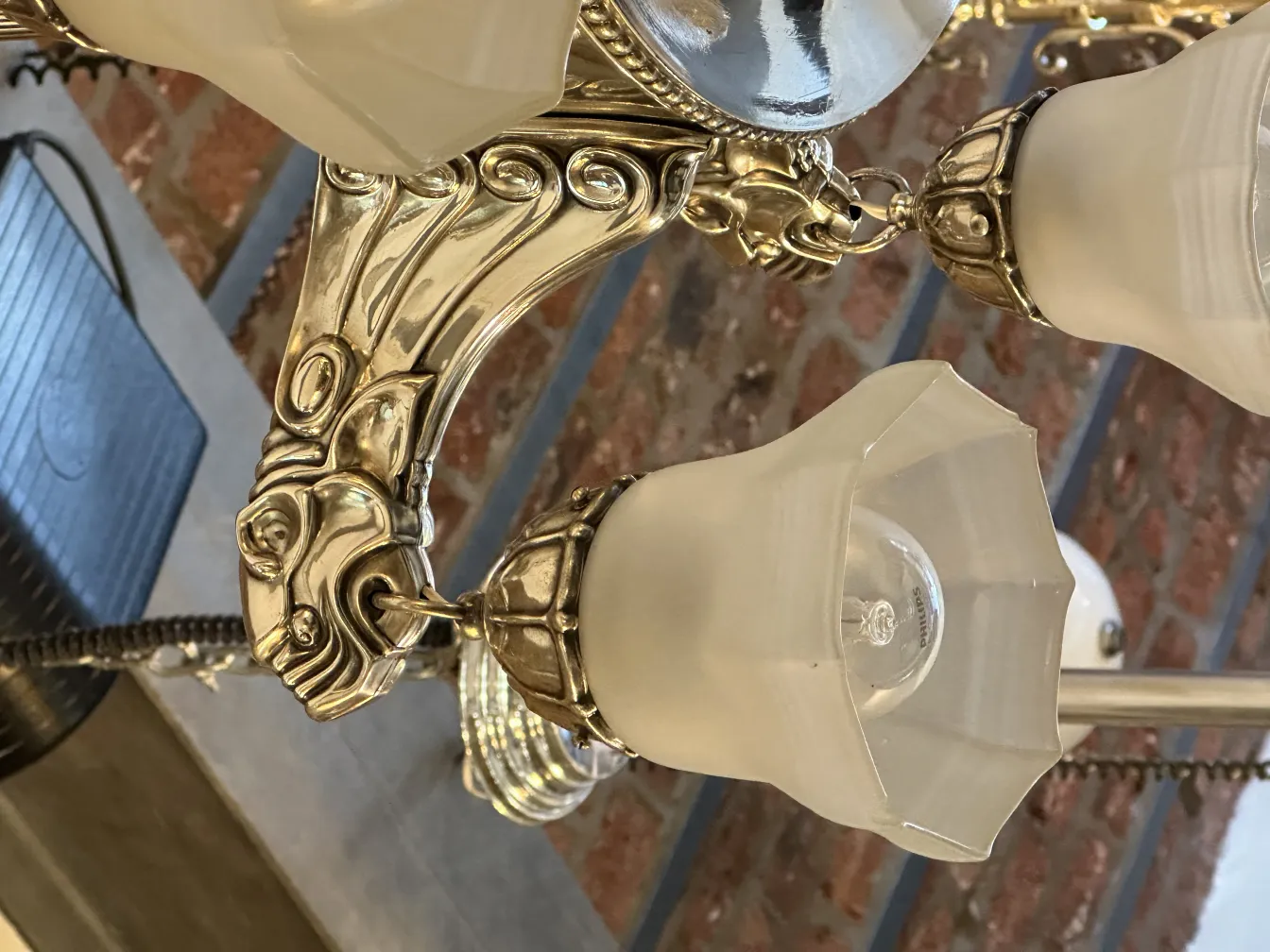 Lâmpada de teto antiga com detalhes ornamentais e cúpula de vidro