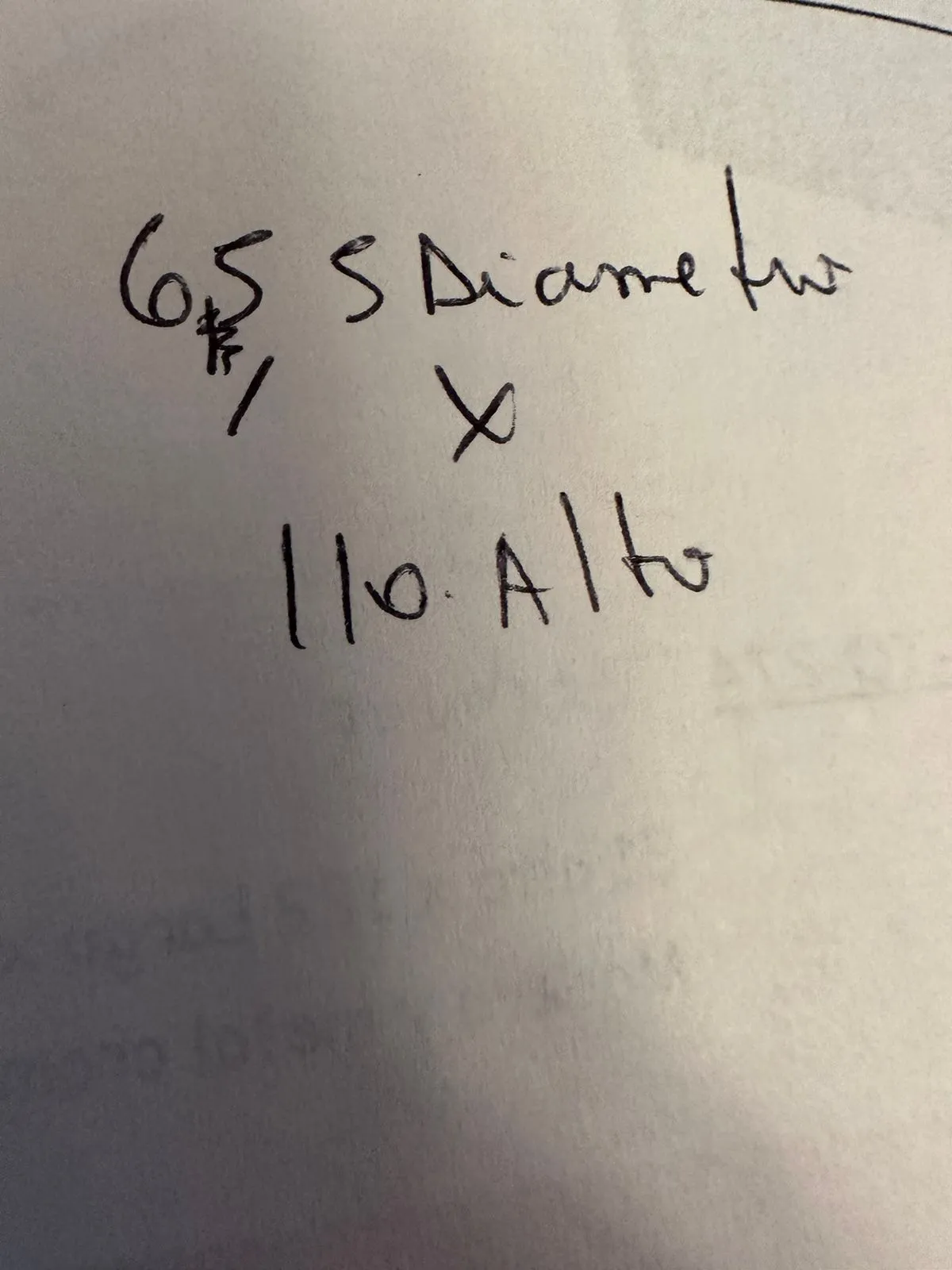 指定された直径と高さのある古風なハンギングランプ。