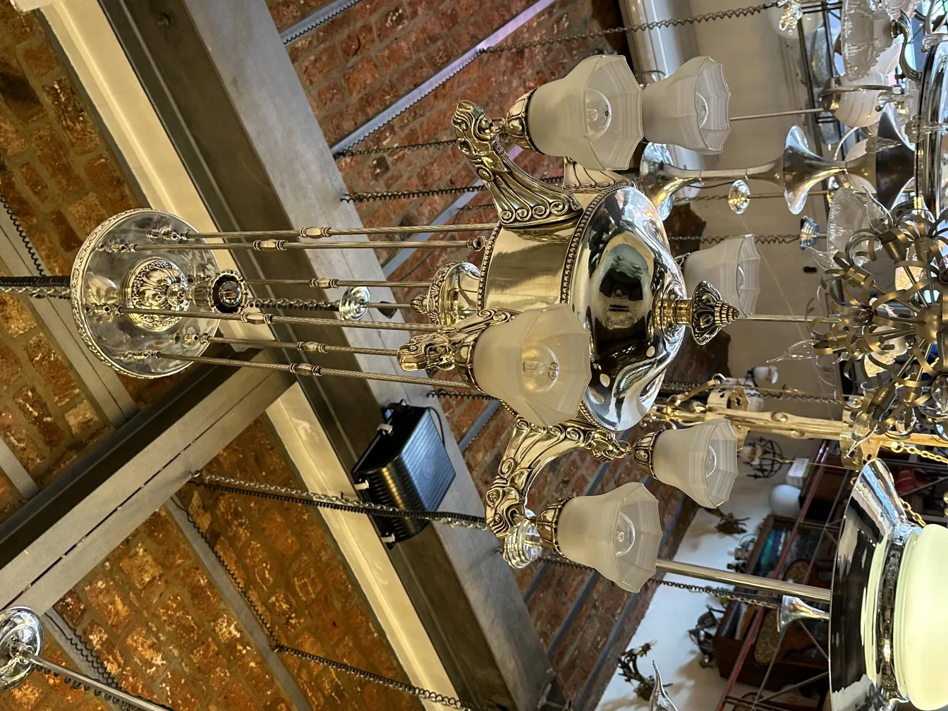 Lustre ancien avec lumière brillante dans un cadre classique.