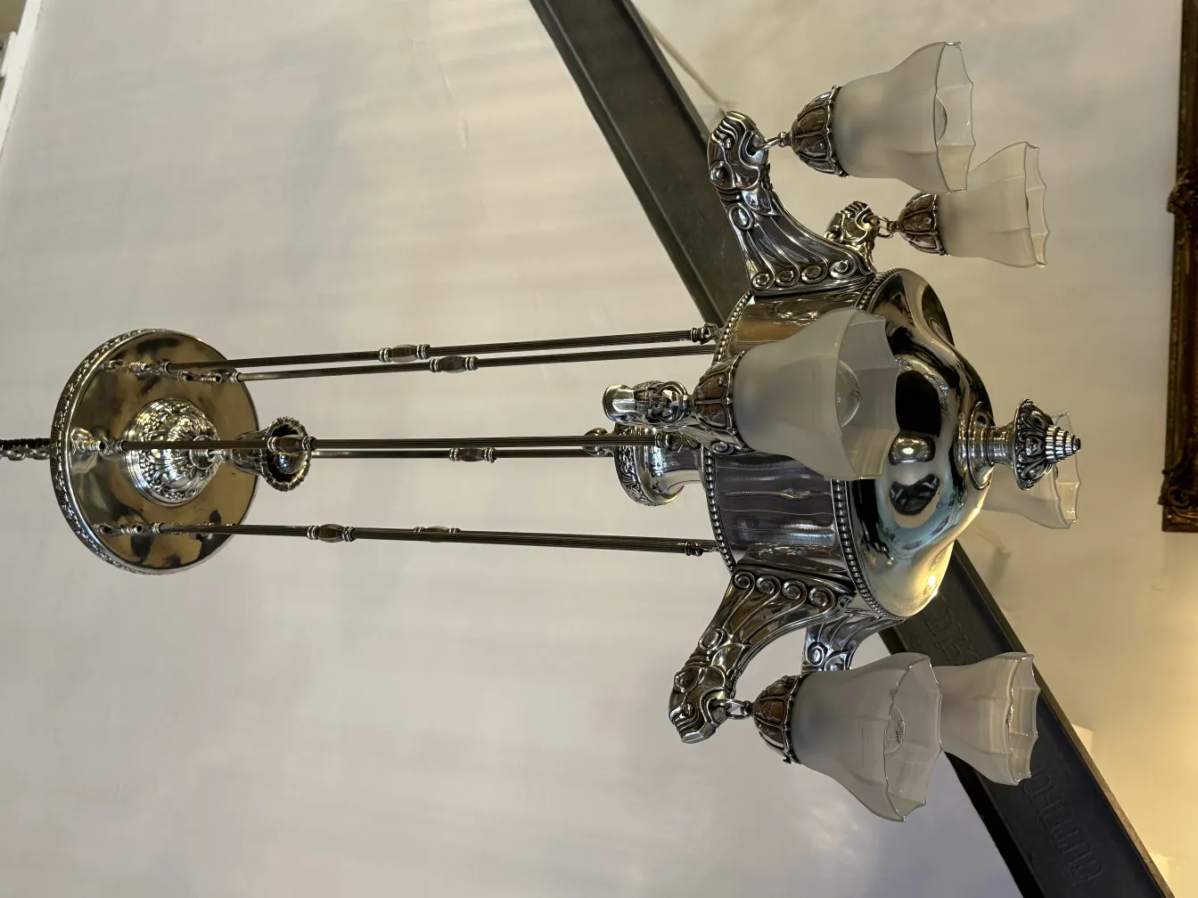 Lampada a sospensione antica con eleganti luci in vetro, atmosfera classica.