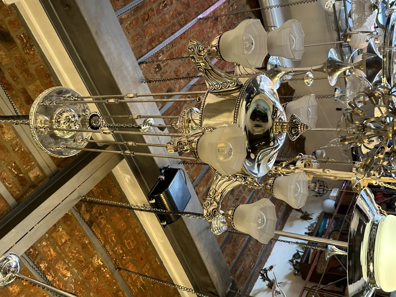 Lustre antique avec plusieurs lumières sphériques, design élégant