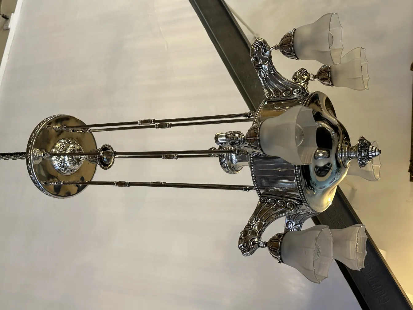 Античная подвесная лампа с тремя абажурами в уютной обстановке.