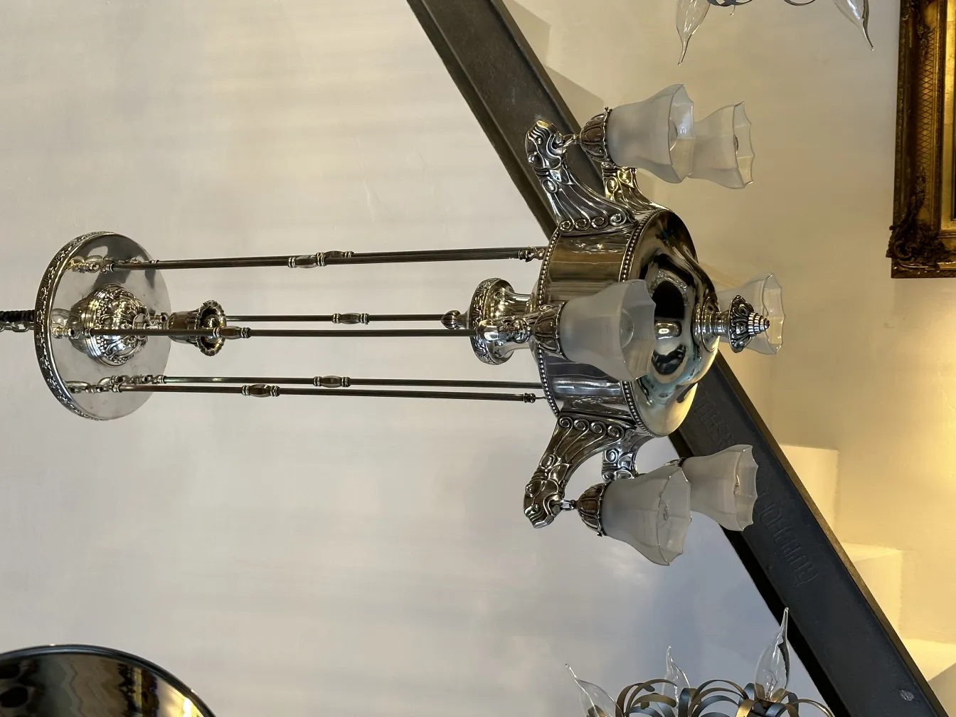 Lustre ancien avec cinq bras et lumières en verre, élégant et orné.