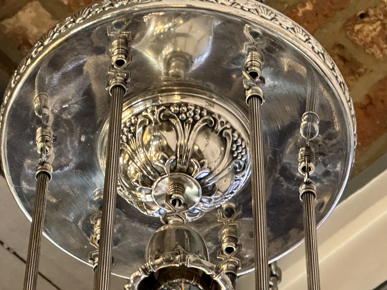 Lâmpada de teto antiga brilhante com detalhes ornamentais