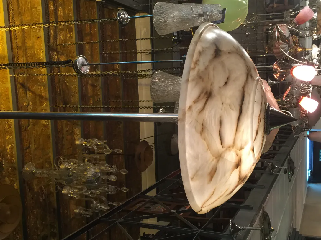 Lampada a sospensione antica con design elegante, in un ambiente accogliente con altri oggetti decorativi.