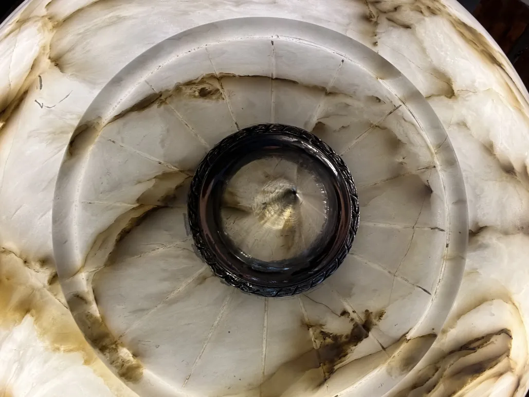 Вид сверху на антикварную подвесную лампу с элегантным дизайном, теплая атмосфера.