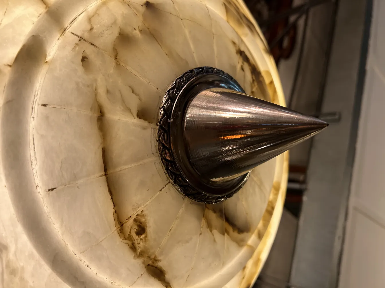 Lâmpada de teto antiga feita de alabastro com detalhes decorativos. Ambiente acolhedor e quente.