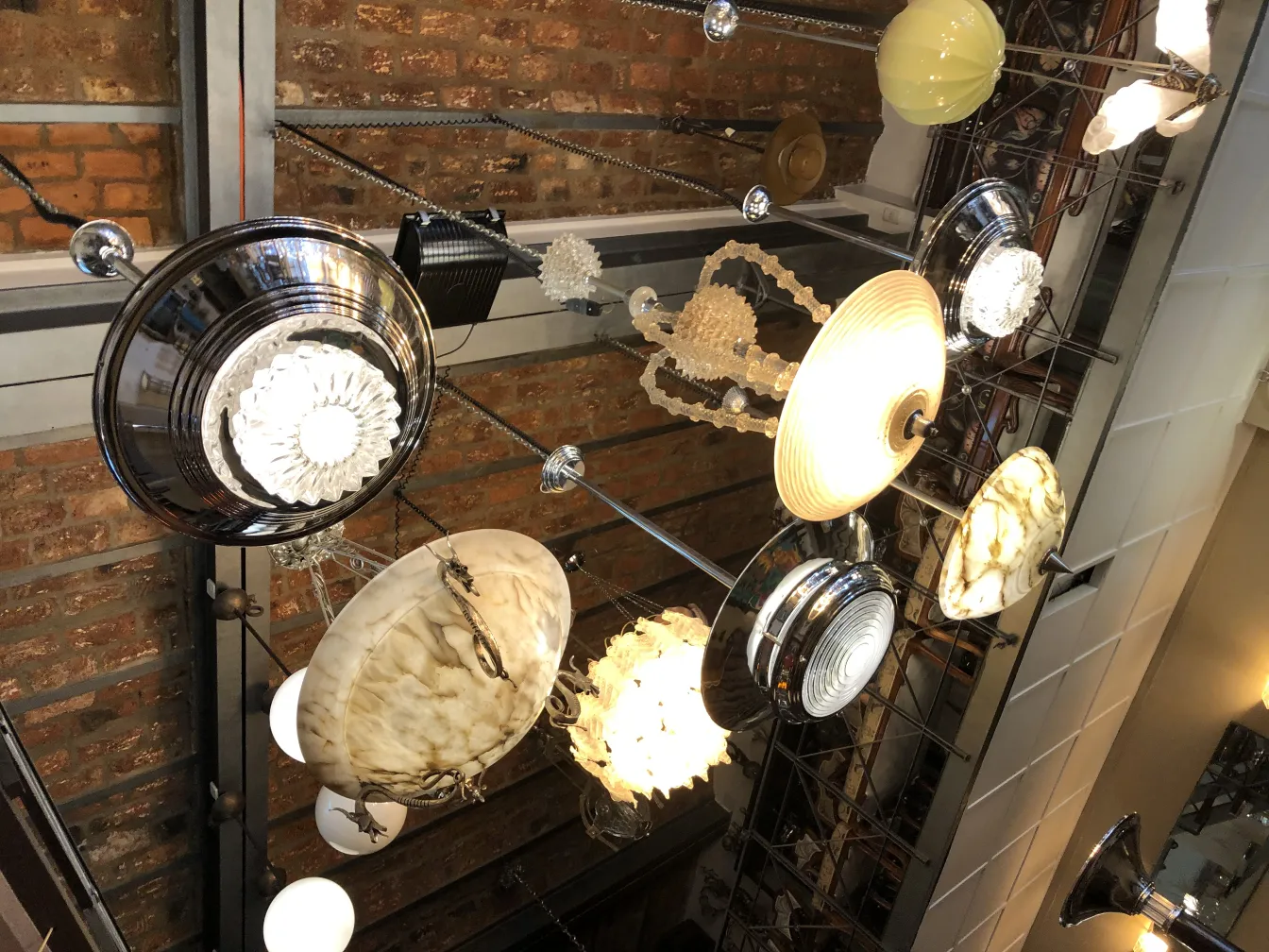 Lampade a sospensione antiche in stili diversi in un ambiente accogliente.