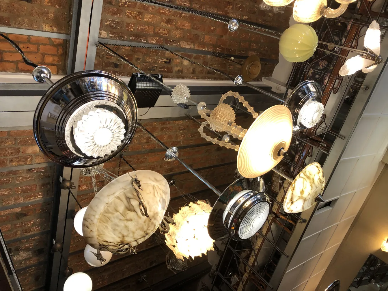 varietà di lampade a sospensione antiche in un ambiente ben illuminato