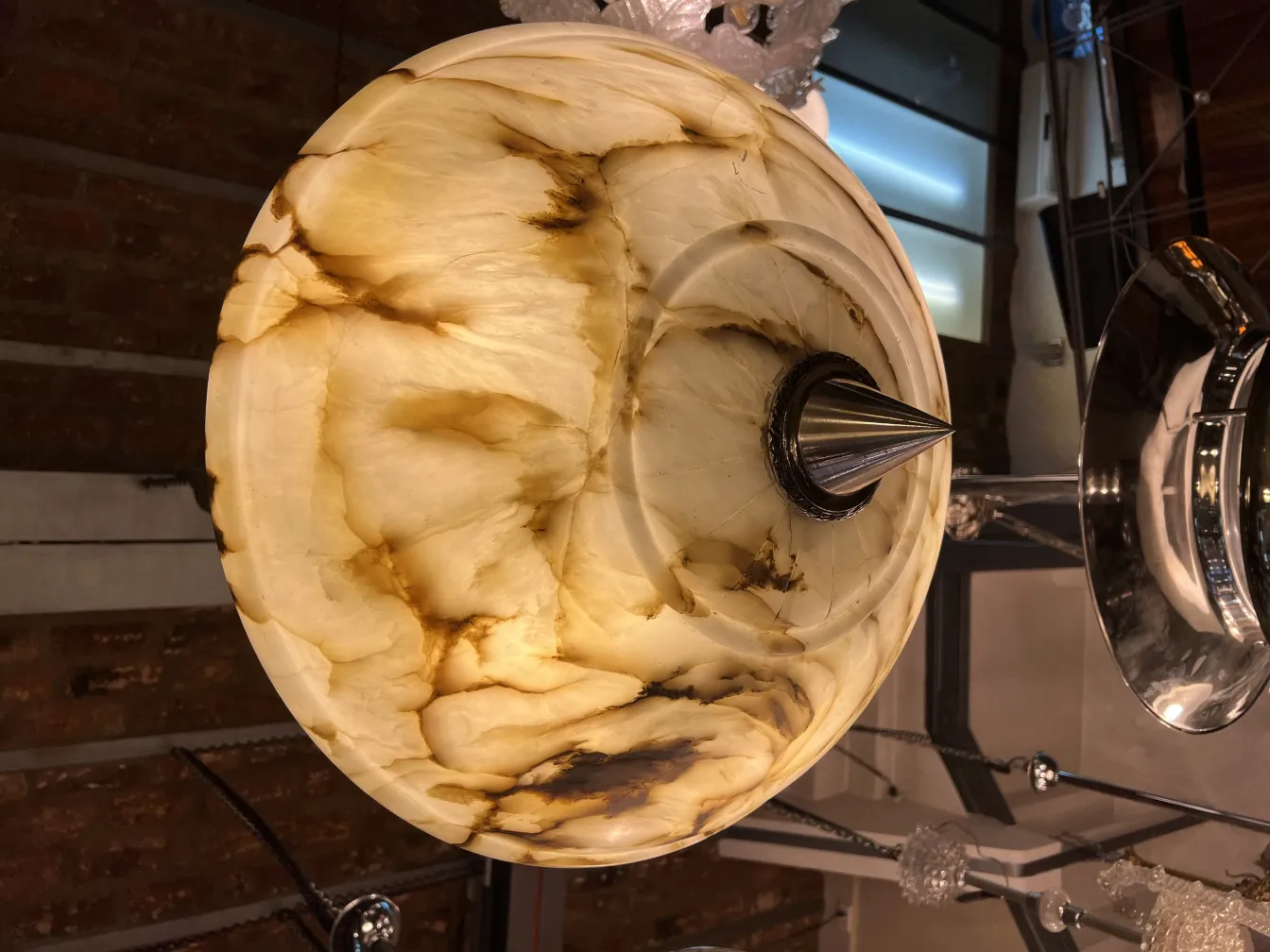 Lâmpada de teto antiga com design único e detalhes elegantes