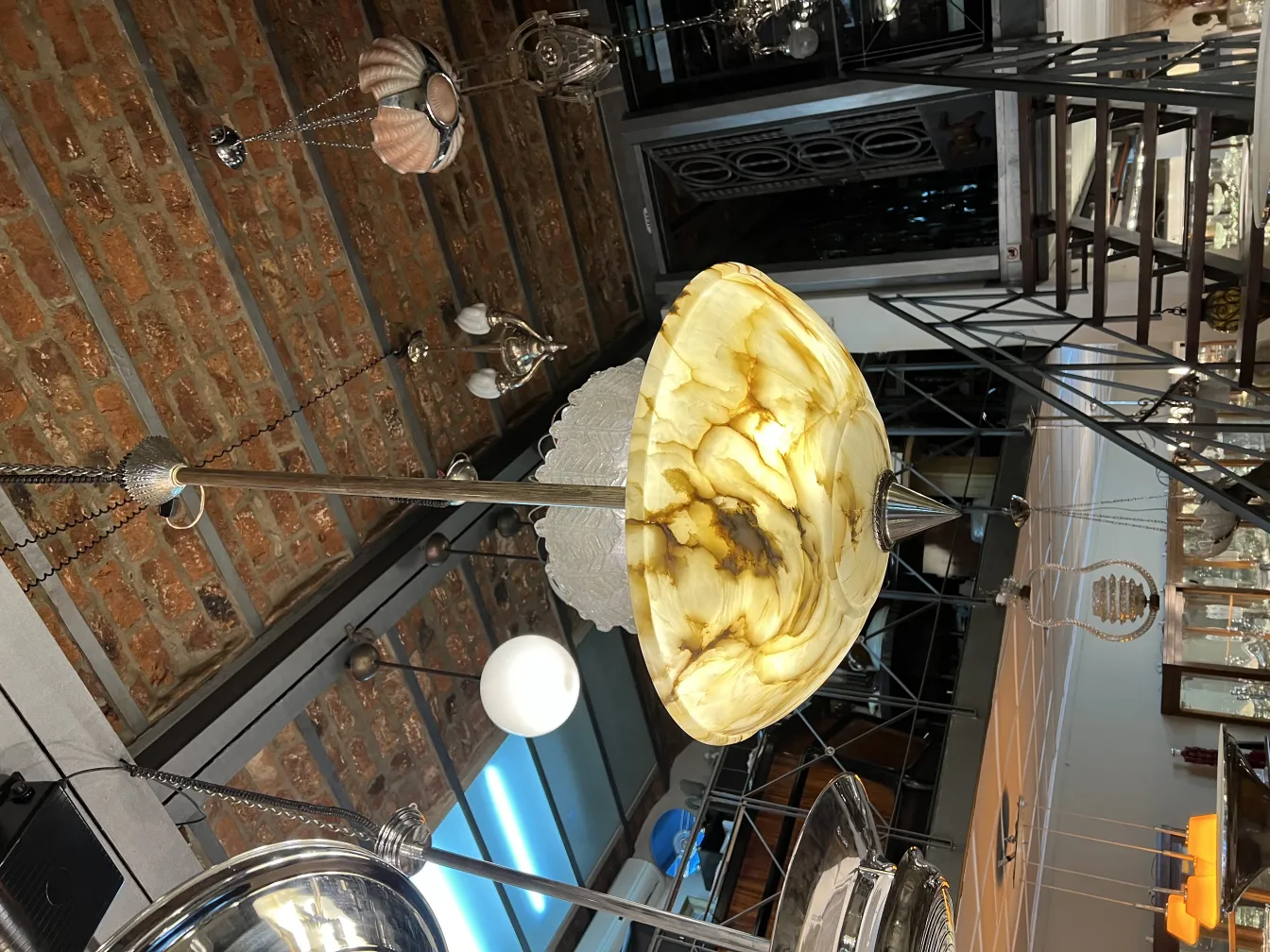 Elegante lampada a sospensione antica con dettagli decorativi in un ambiente moderno.