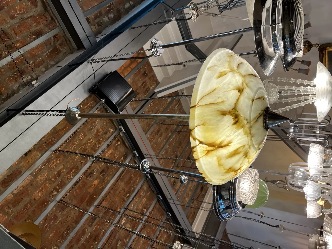 Lustre ancien avec du verre jaune dans un cadre élégant.