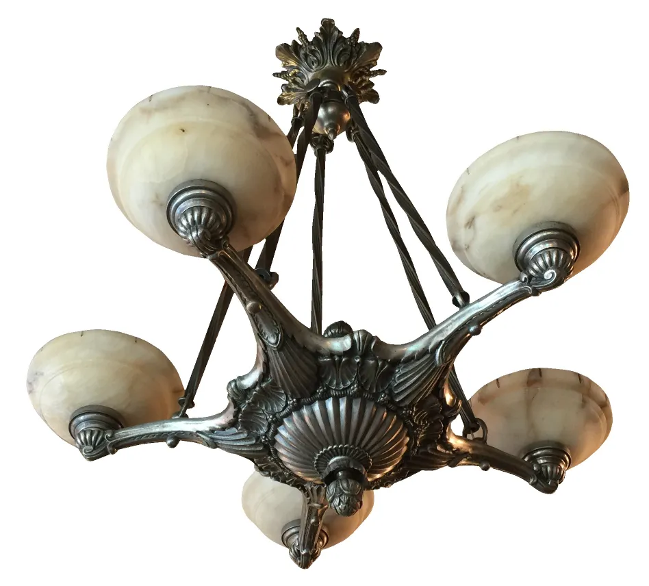 Lustre ancien avec des détails floraux