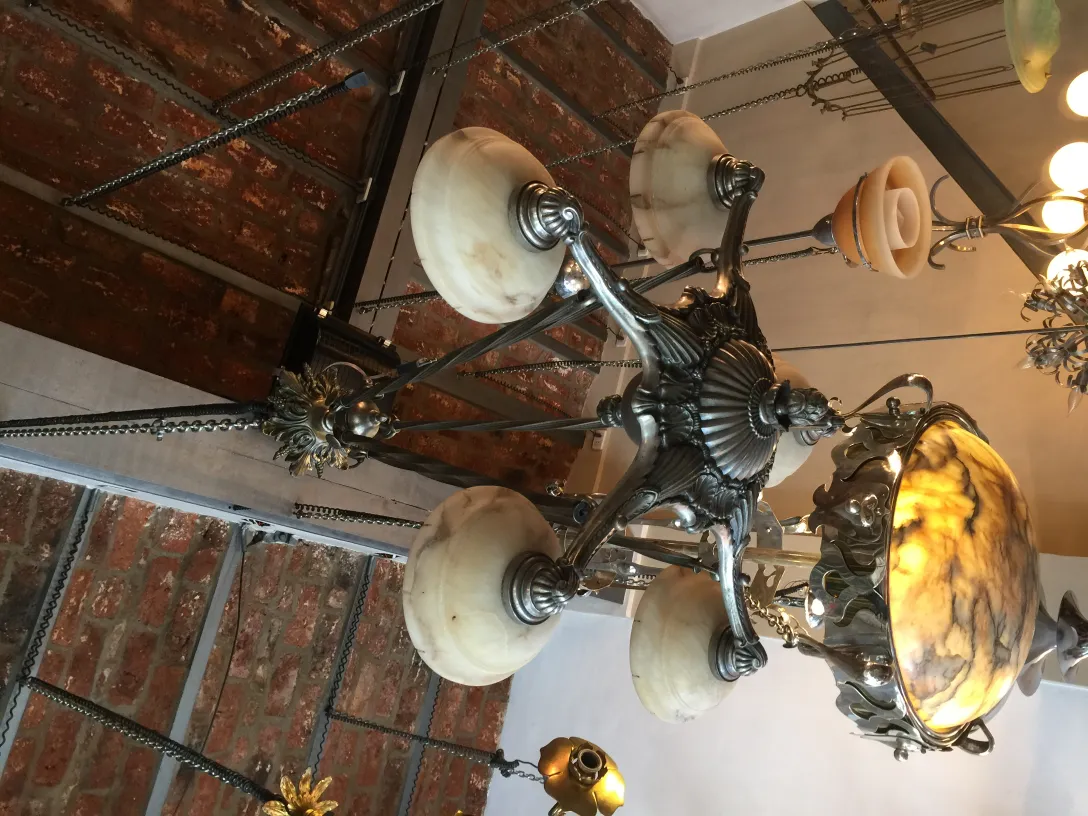 Lâmpada de teto antiga com detalhes decorativos, ambiente elegante.