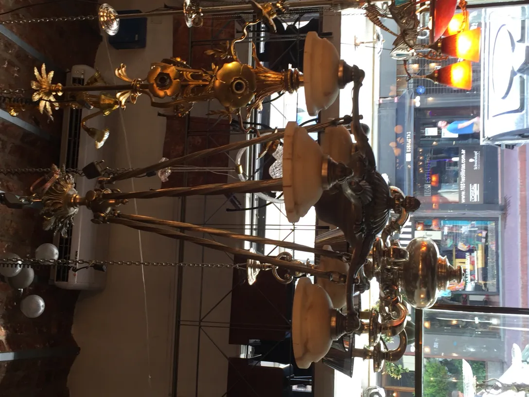 लटकता हुआ दीपक प्राचीन, सजावटी विवरणों के साथ आधुनिक सेटिंग में।