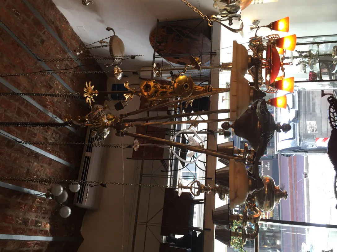 Lustre ancien avec plusieurs lumières et détails décoratifs