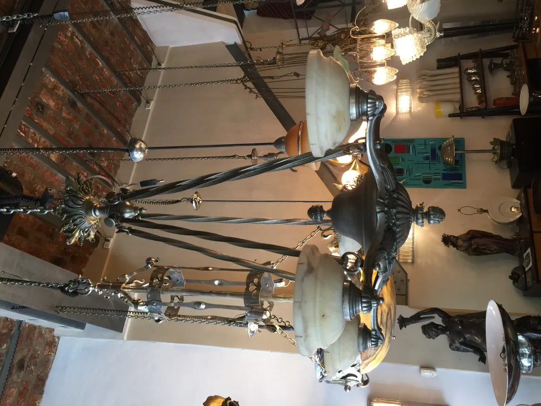 lustre ancien orné dans une pièce avec de l'art