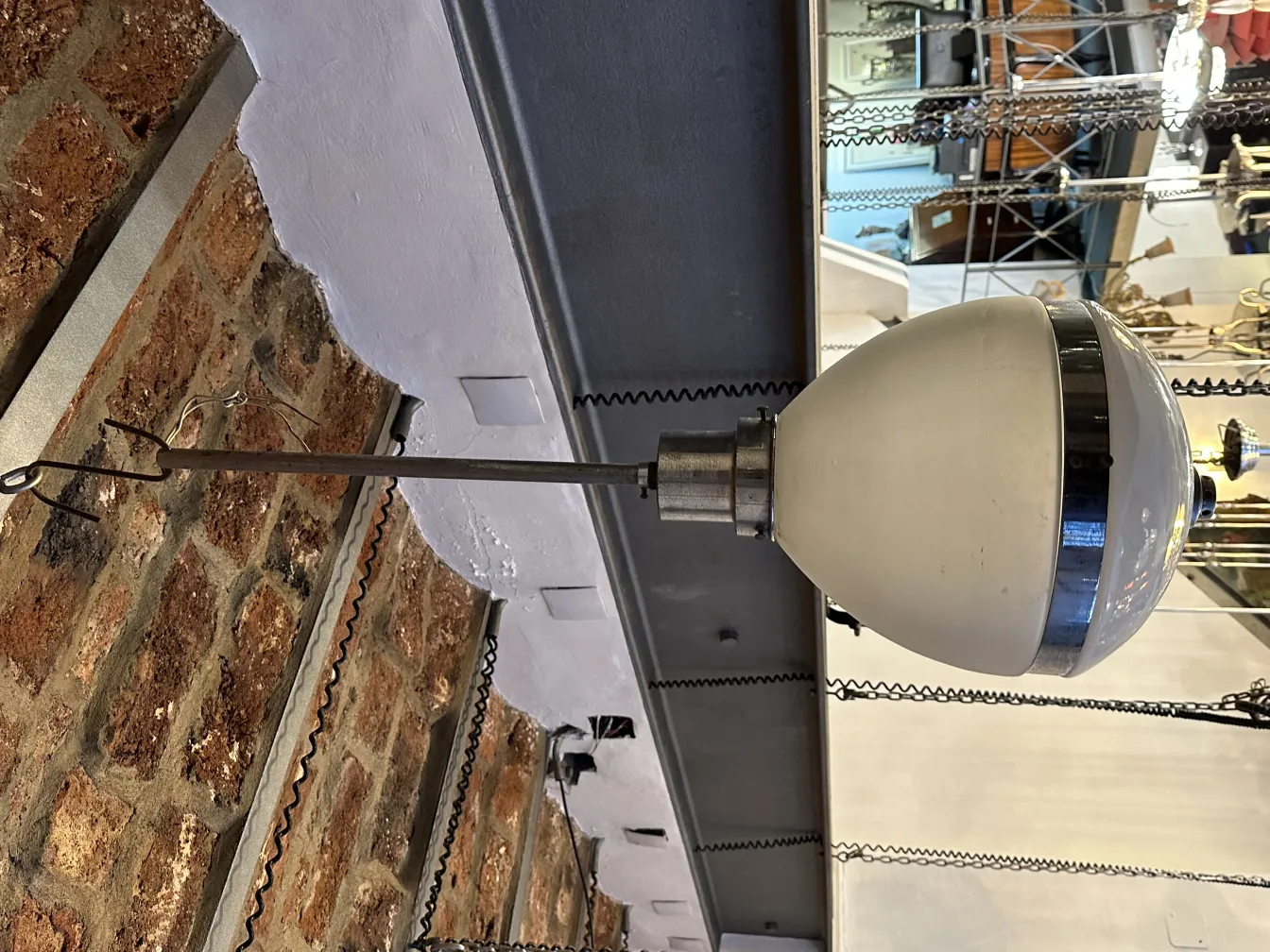 Lampada a sospensione antica bianca con design sferico.