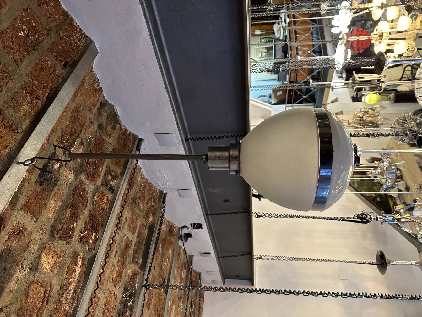 Lustre ancien, forme classique et design élégant, détails décoratifs, dans un cadre accueillant.