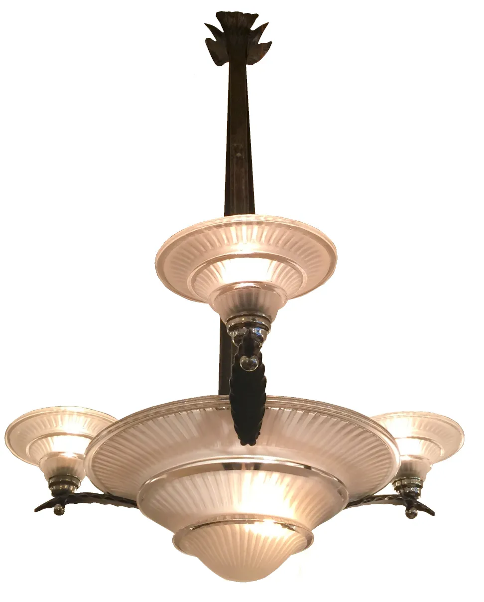 Lámpara de techo antigua con luces suaves y diseño elegante.