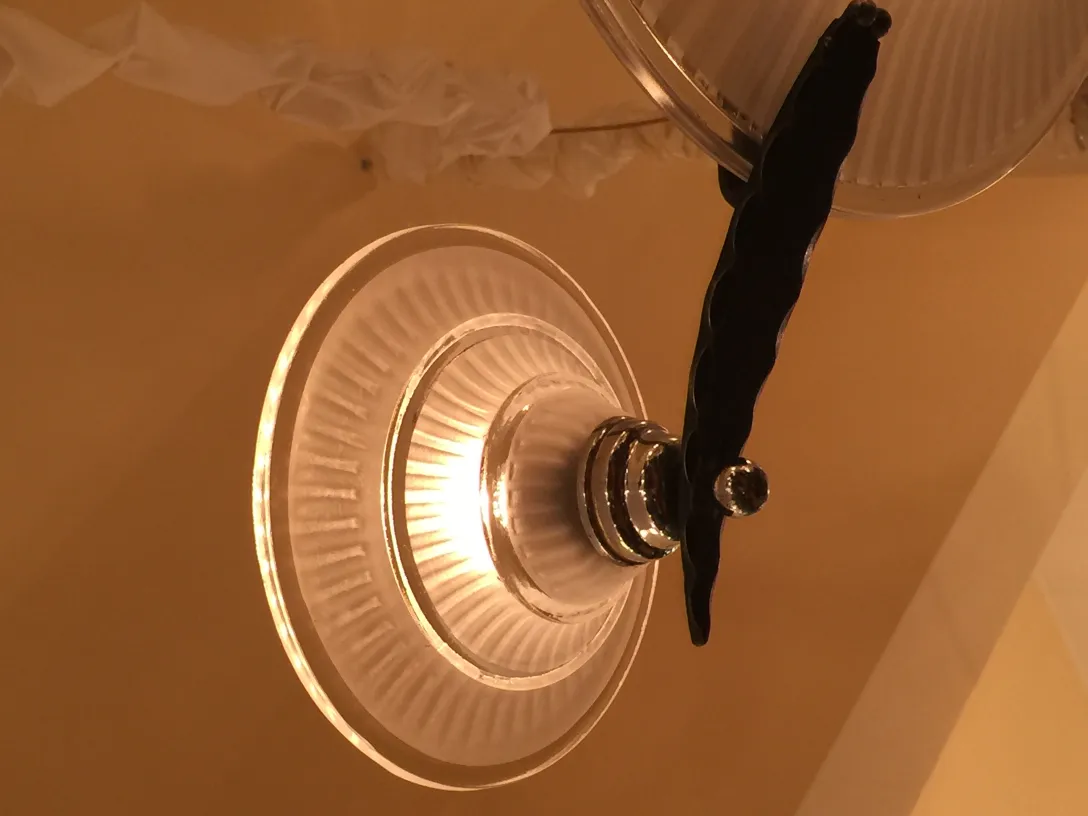 Lampada a sospensione antica con design chiaro ed elegante, atmosfera accogliente.