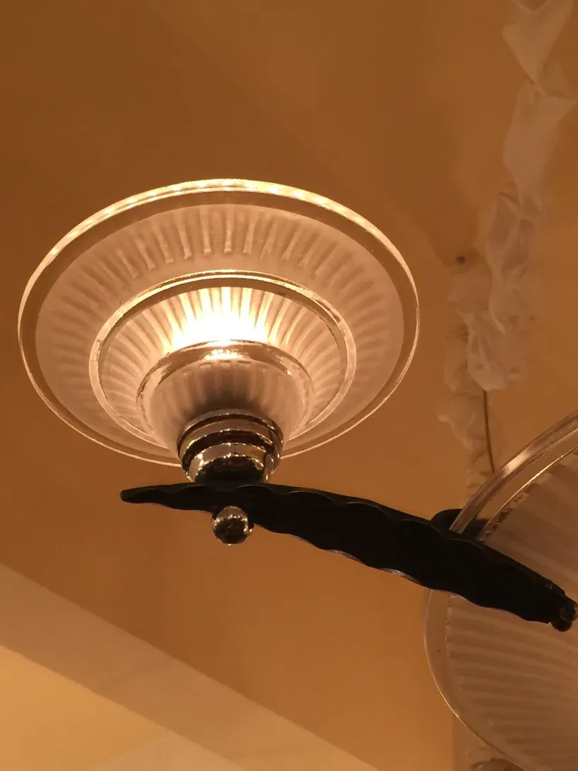 Lámpara de techo antigua con diseño elegante, Louis Katona, Daum Nancy, iluminando un ambiente cálido.