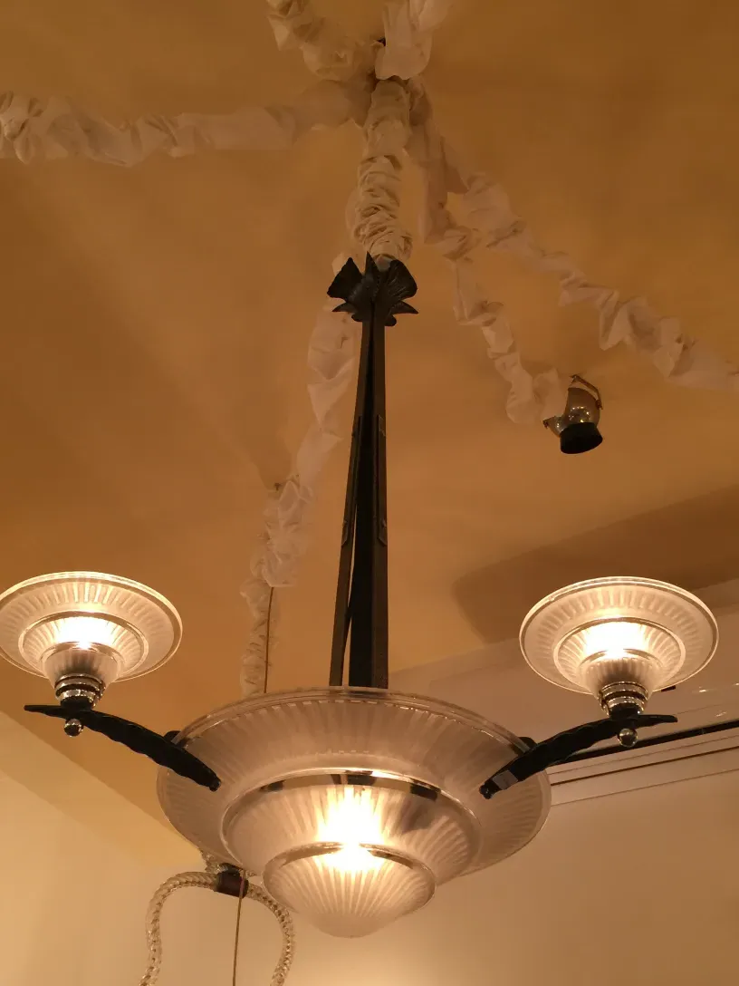 Lampada de teto antiga com luz quente, estilo clássico e detalhes elegantes.