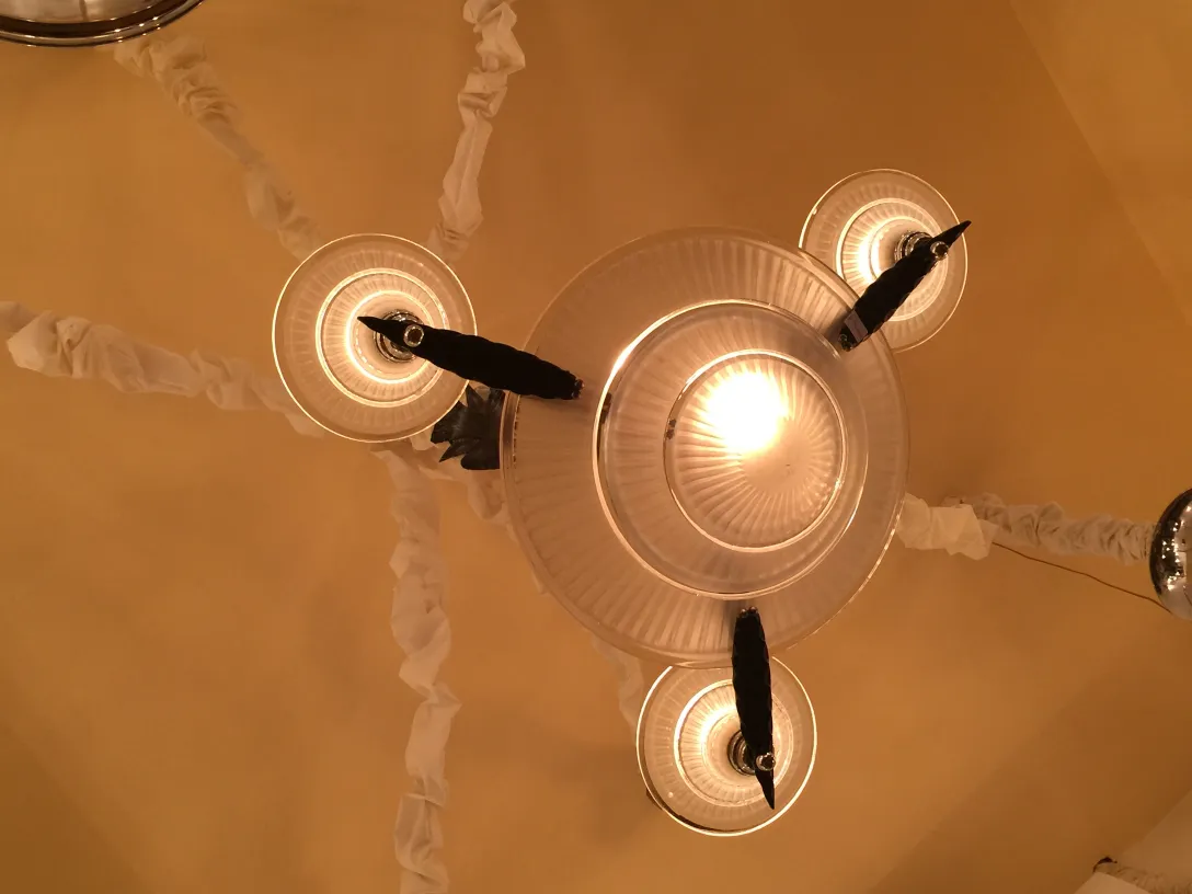 antike Hängelampe mit hellen Lichtern und elegantem Design