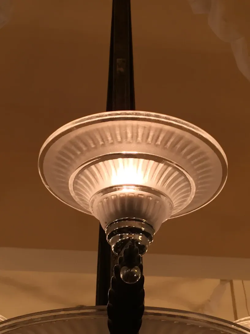 lustre ancien avec des détails en haut