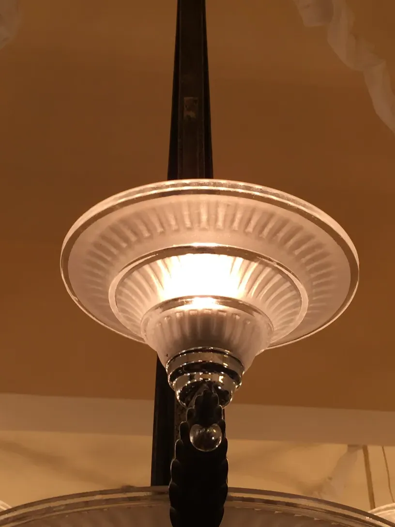 Lampada a sospensione antica con dettagli distintivi di Louis Katona Daum Nancy, che illumina lo spazio.