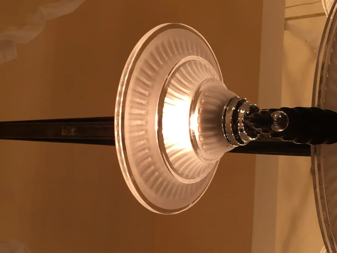 Lampada a sospensione antica con luce calda in un ambiente accogliente.