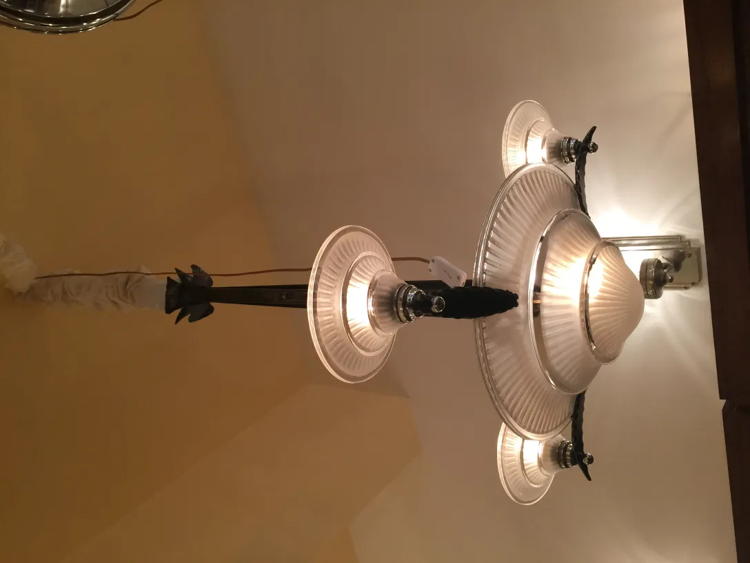 lampada a sospensione antica con luce chiara e dettagli decorativi