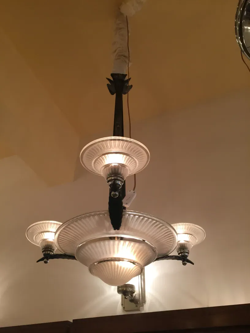 Lustre ancien avec des détails de Louis Katona et Daum Nancy, illuminant un cadre élégant.