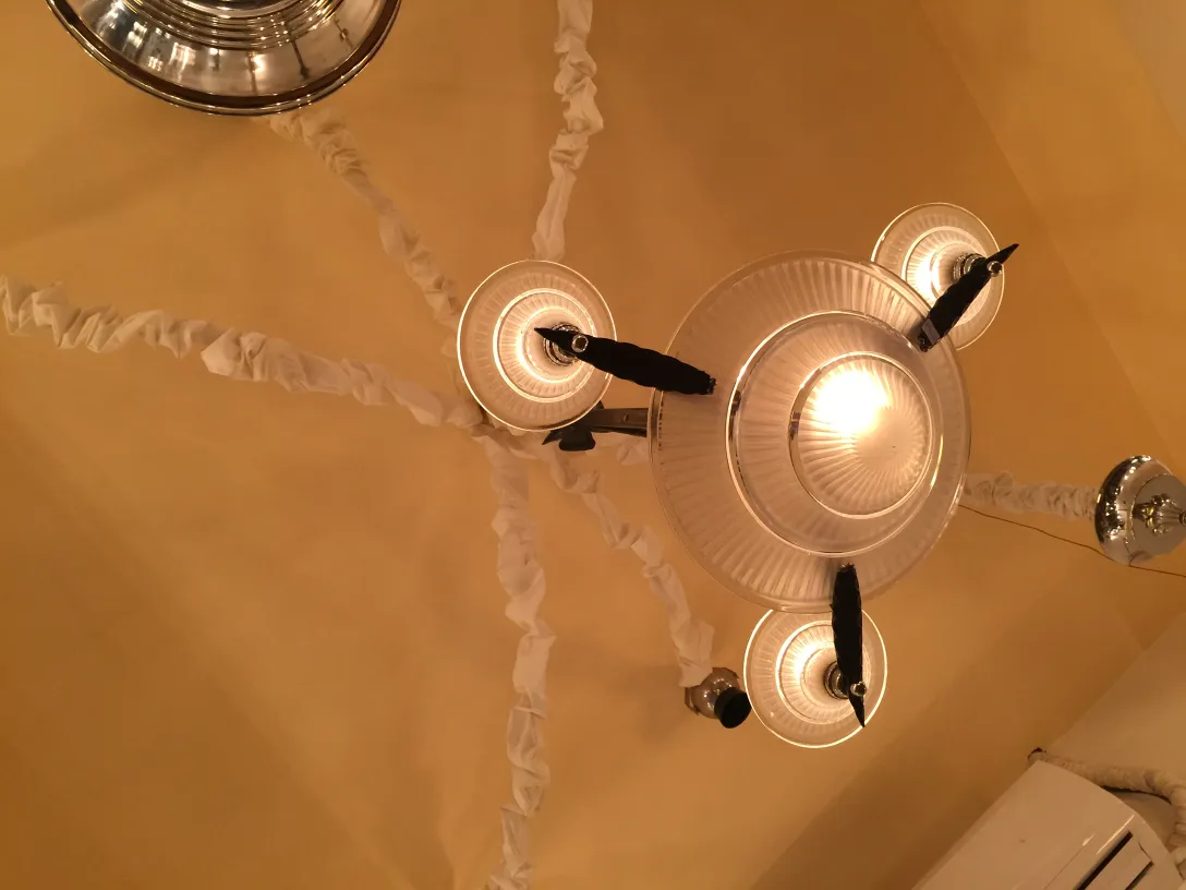 Lustre ancien avec un design élégant et des lumières brillantes