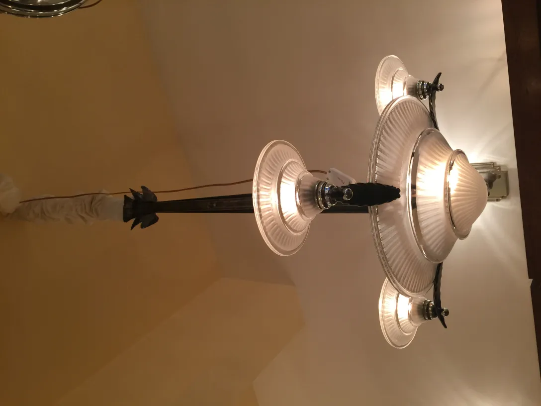 Lámpara de techo antigua con luces brillantes en un ambiente cálido.