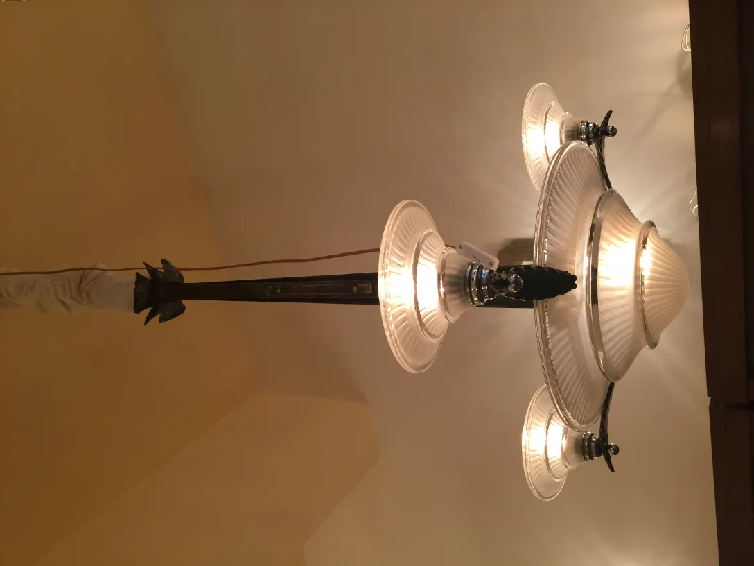 Lámpara de techo antigua con luces brillantes en un entorno elegante.